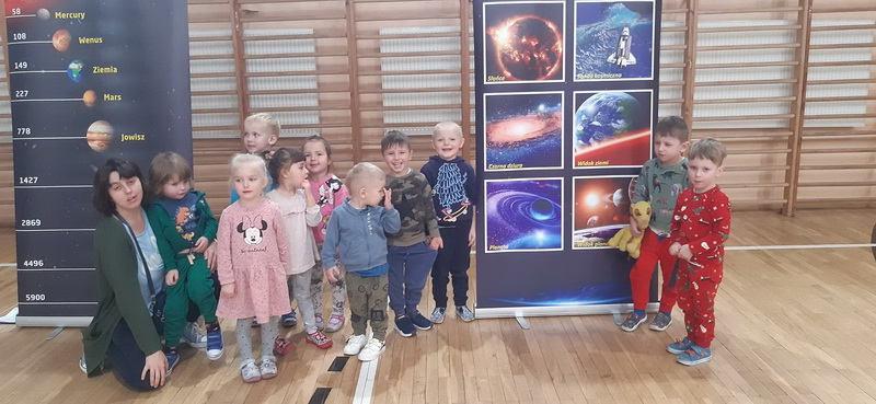 Przedszkolaki w mobilnym Planetarium